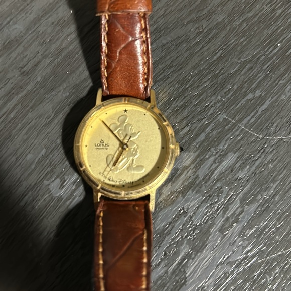 Vintage Y2K early 90’s Disney Mickey Mouse Lorus Gold Coin watch - Picture 2 of 7